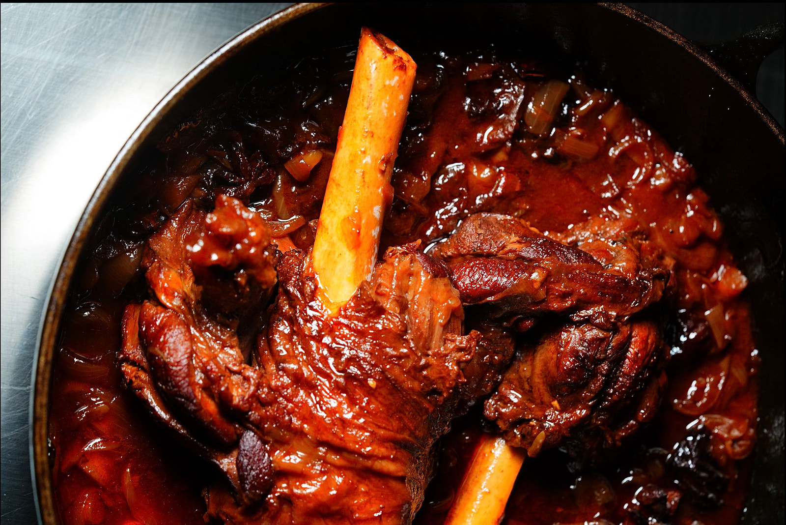 Langsam geschmorte Lammhaxen in ihrer Sauce