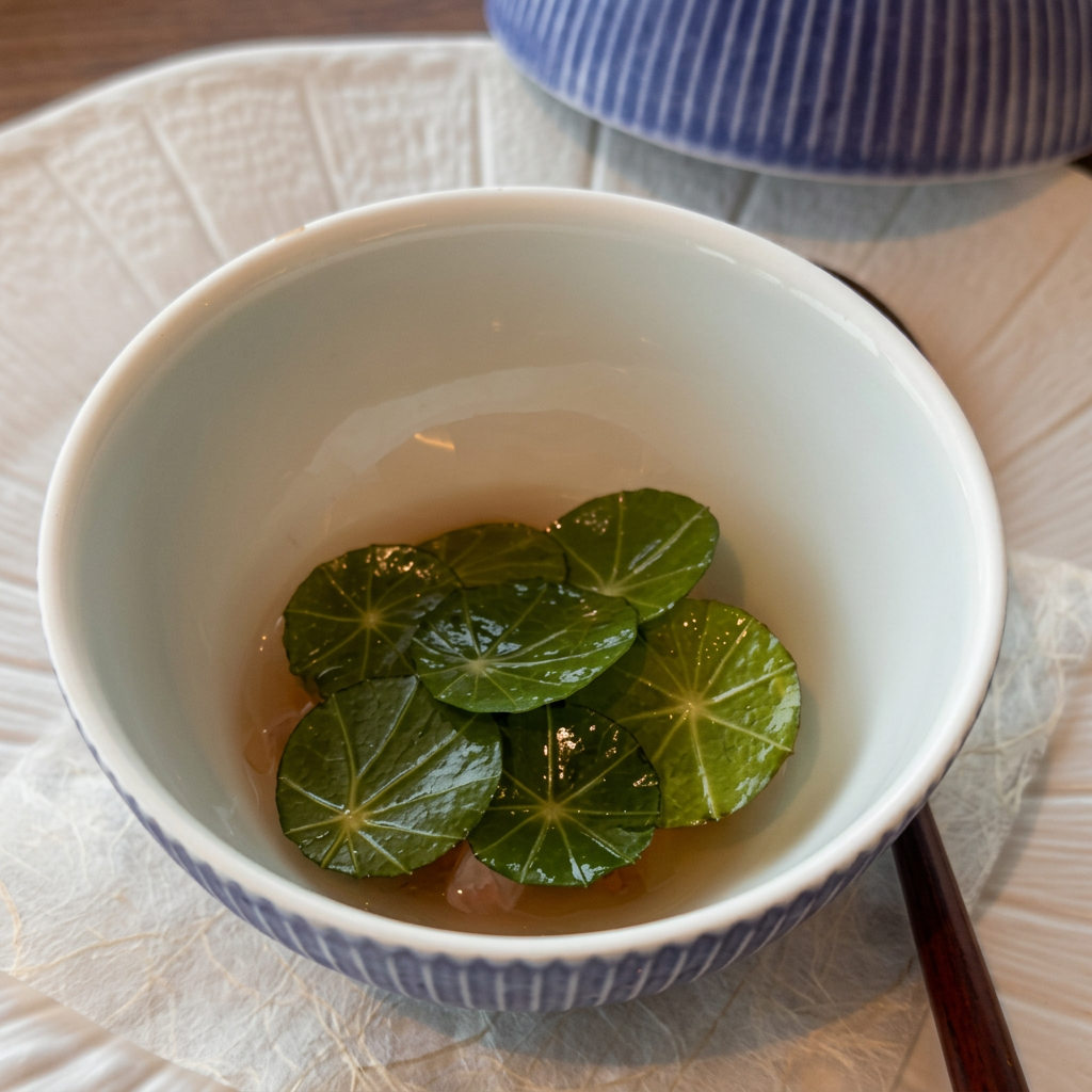 Wasabi-Blätter in heller Dashi-Brühe